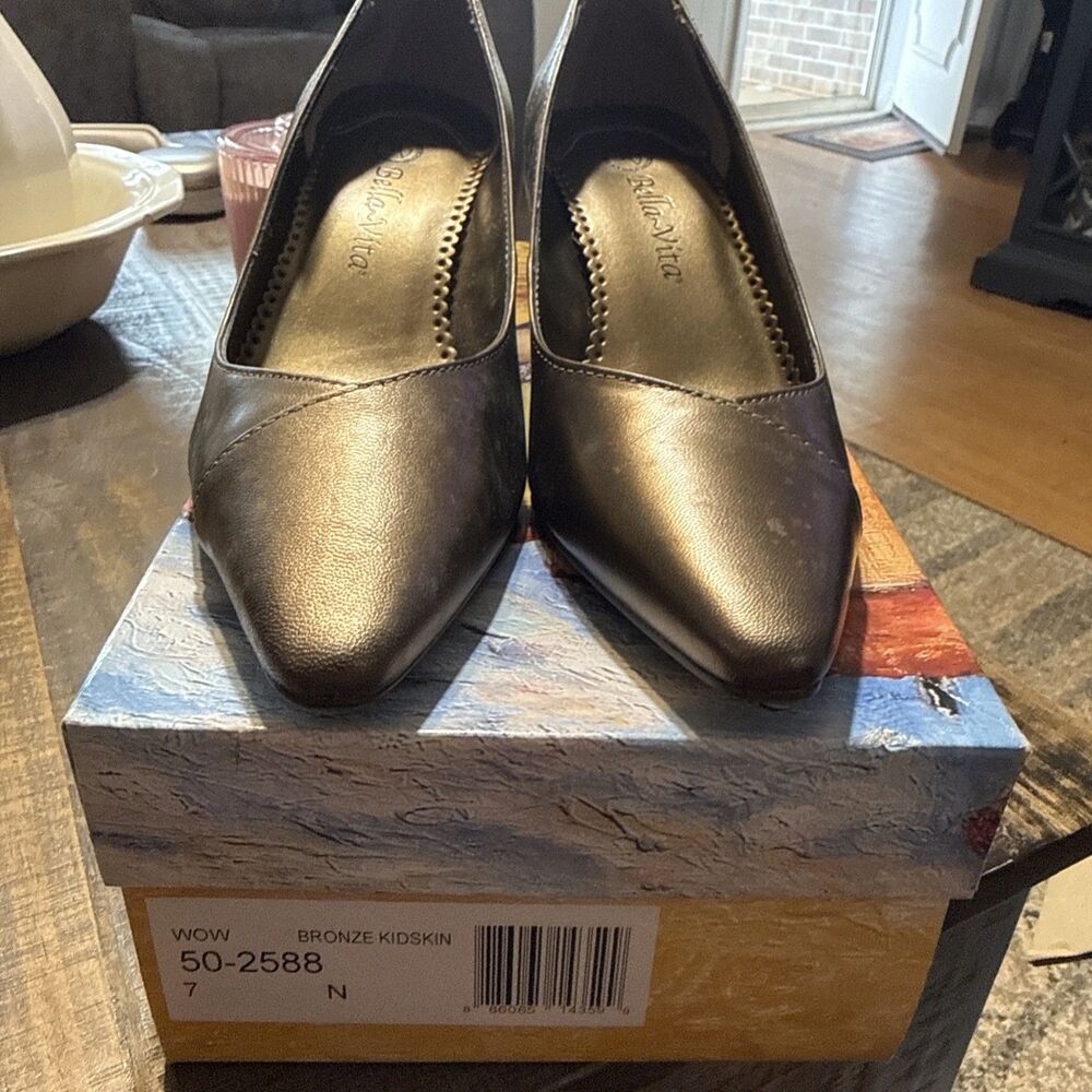 Belle Vita Size 7 N Leather Gold Heels - Heel 2.5” #167